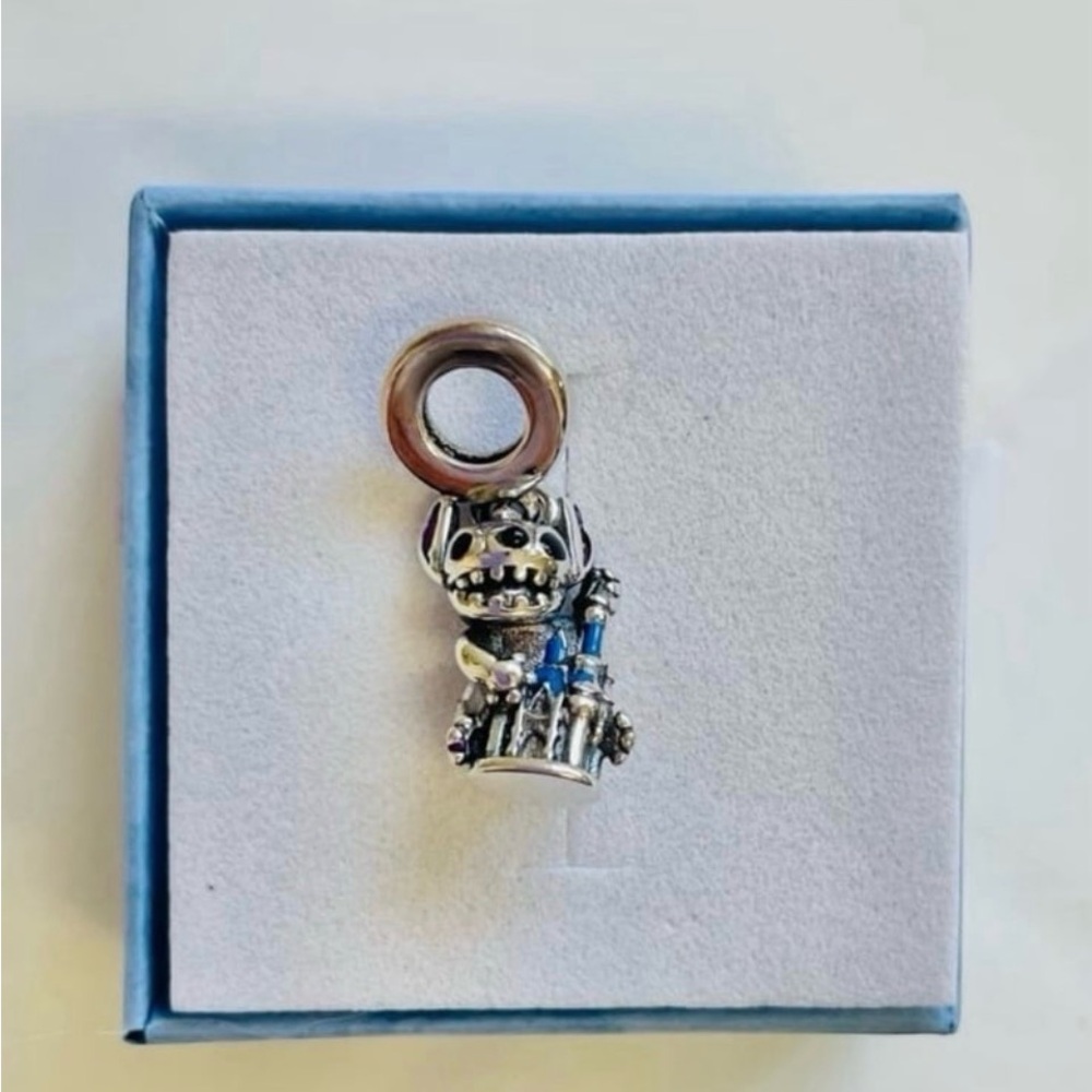 Lilo and stitch Disneyland castle charm - Picture 4 of 5